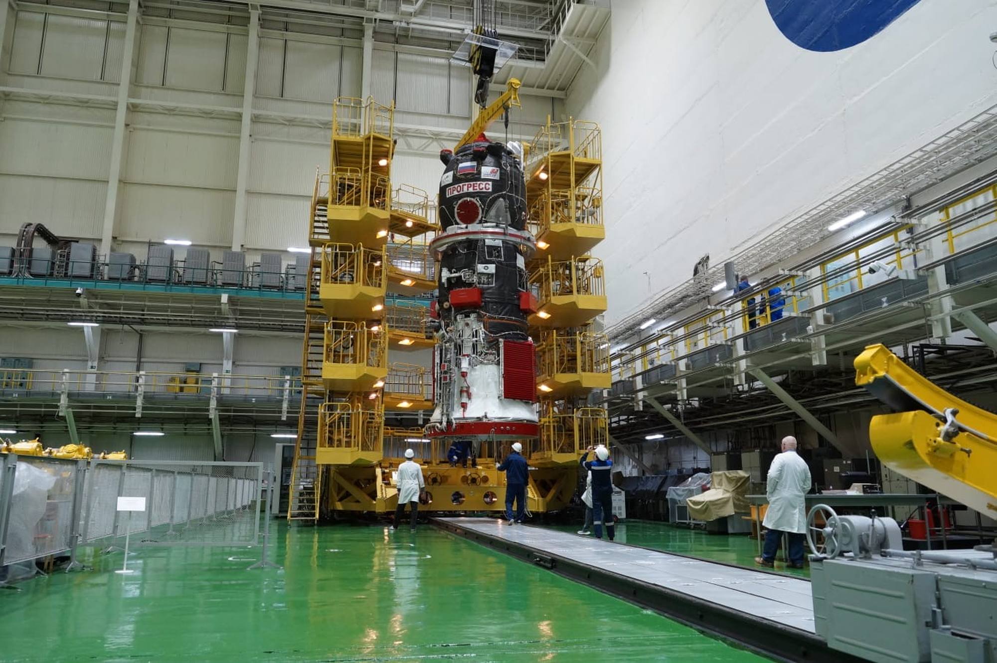 Progress MS-33 reprend sa place dans le stand de préparation.