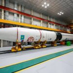 L'ensemble du lanceur Soyouz-5 dans le MIK 45 de Baïkonour.