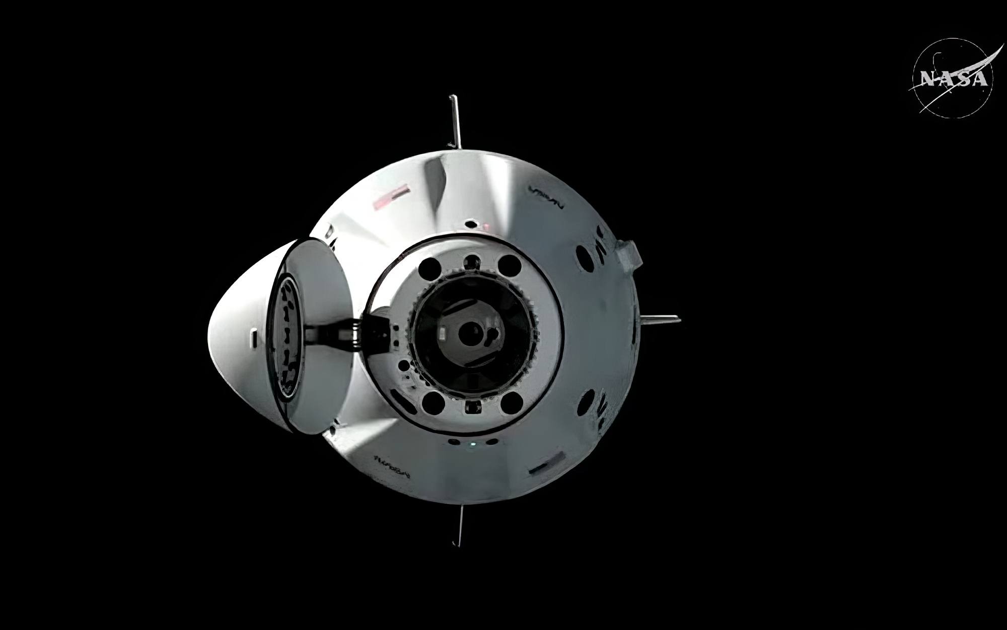 Le vaisseau Crew Dragon à 200 m de l'ISS.