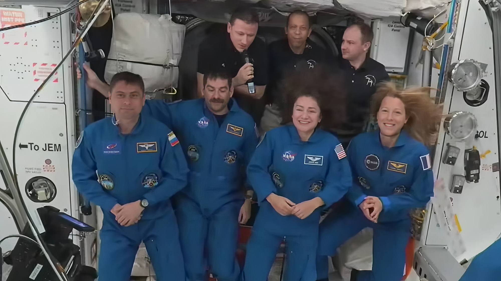 Les deux équipages réunis, une fois l'équipage Crew-12 entré dans l'ISS.