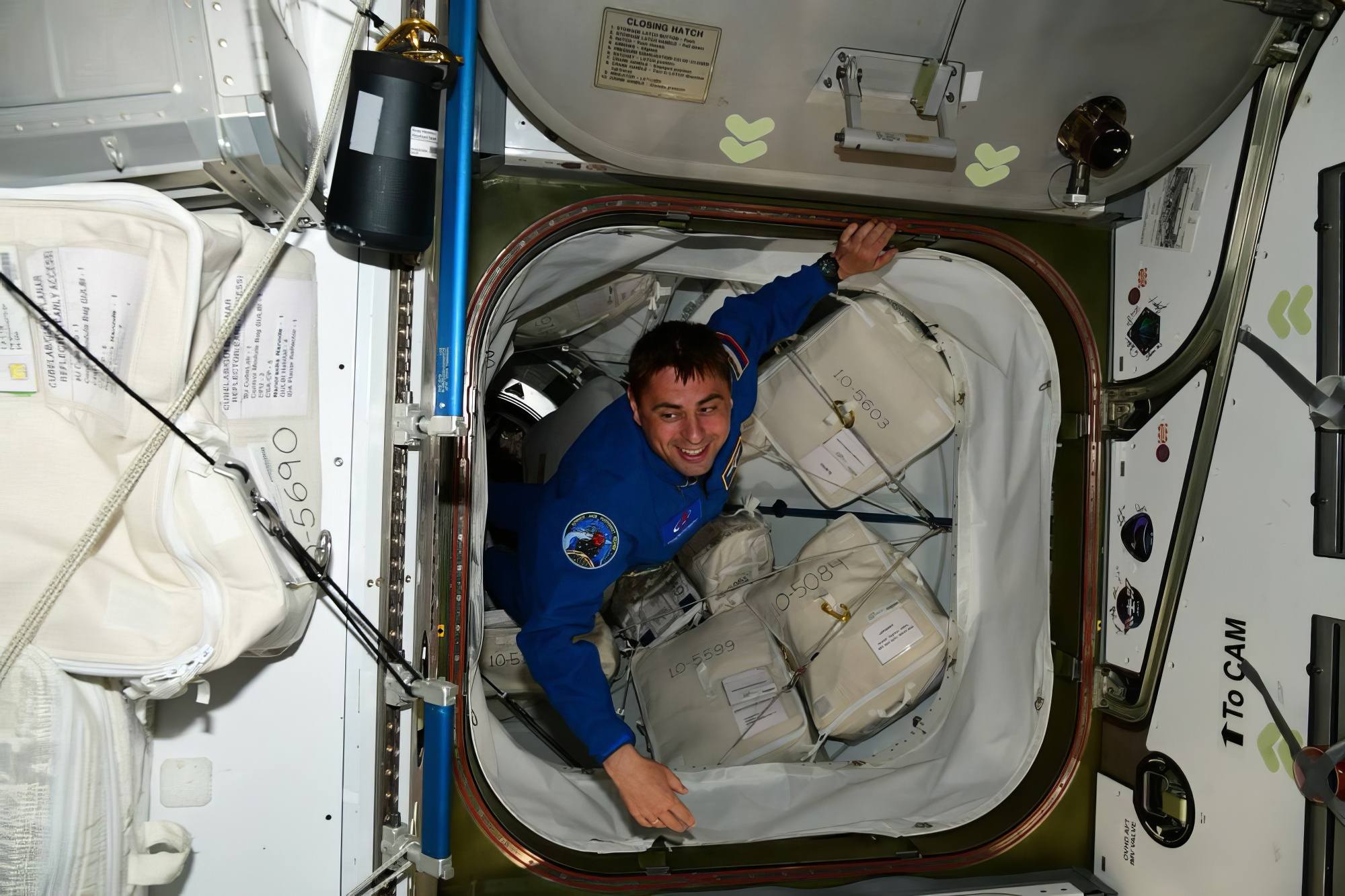 Andreï Feyayev entre dans l'ISS.