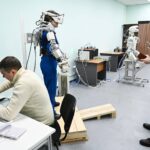 Pyotr Doubrov et le robot Teledroid.