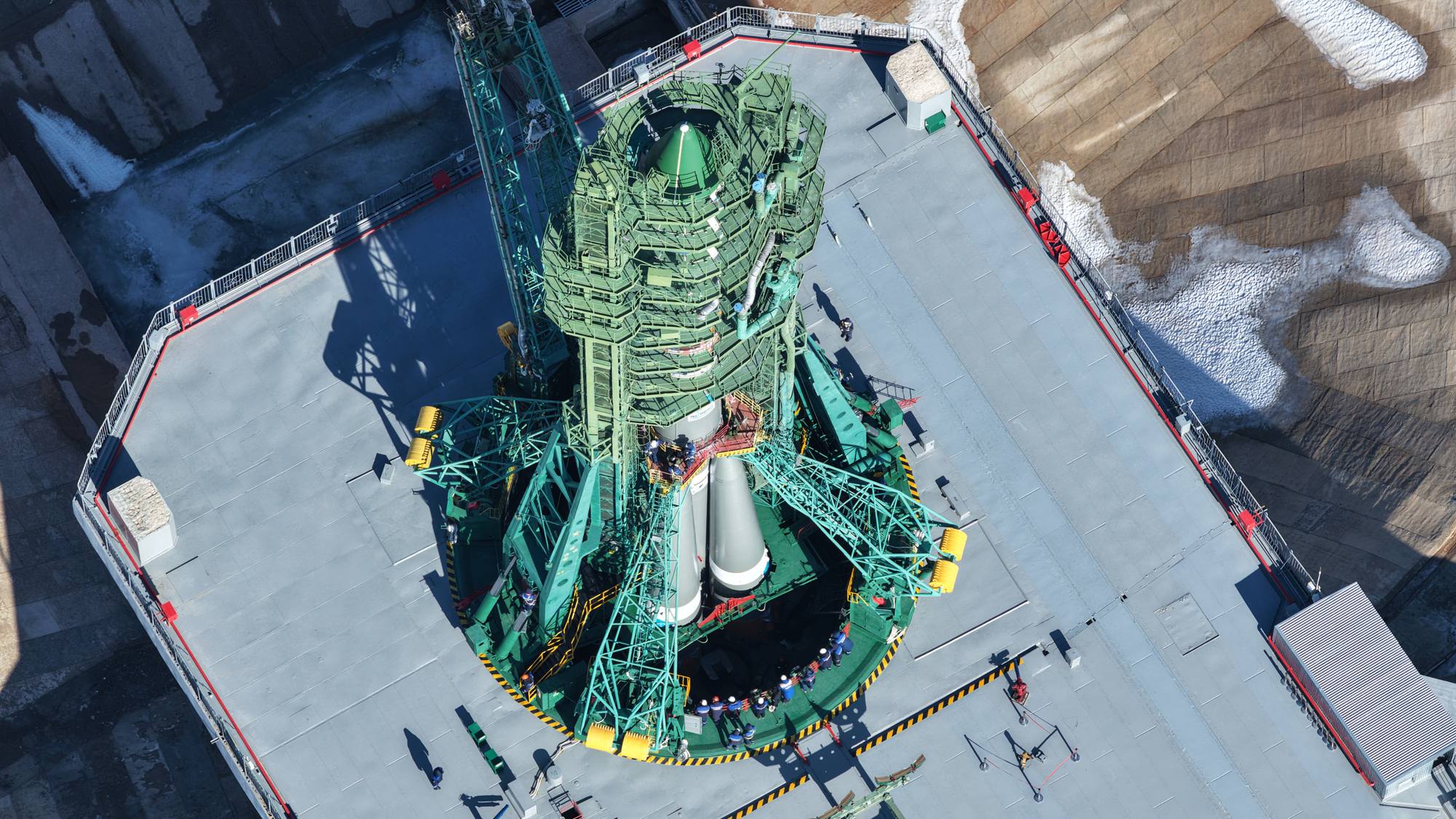 Vue de drone du lanceur sur son pas de tir.