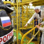 Inspection visuelle du cargo par les ingénieurs.