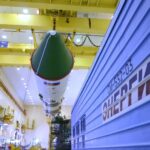 L'ensemble troisième étage et composite supérieur est transféré dans l'axe du reste du lanceur.