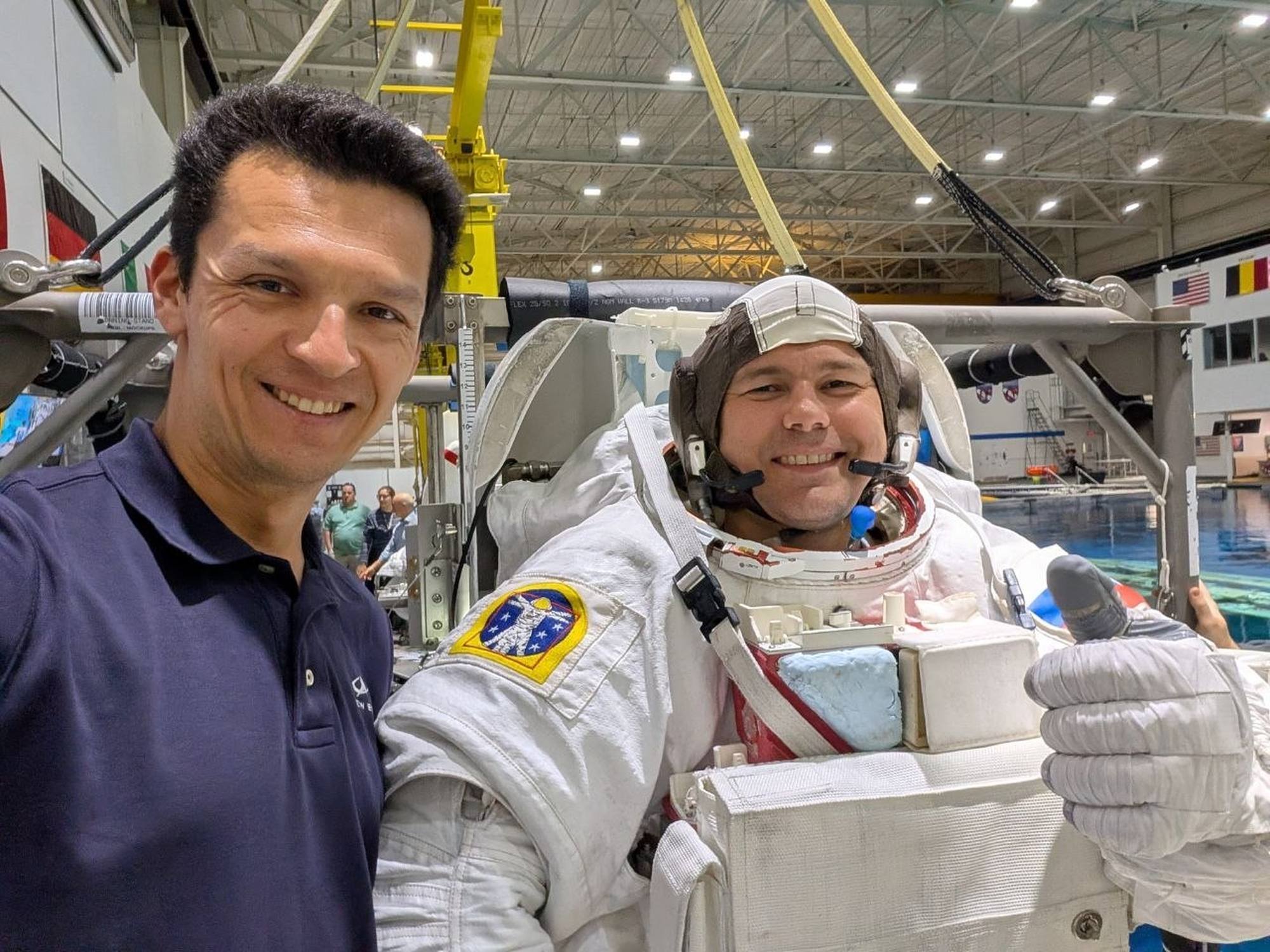 Konstantin Borissov, à gauche, et Dmitry Peteline dans le scaphandre américain