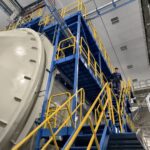 La chambre à vide qui peut recevoir satellites, sondes automatiques, modules de station orbitale et vaisseaux pilotés.