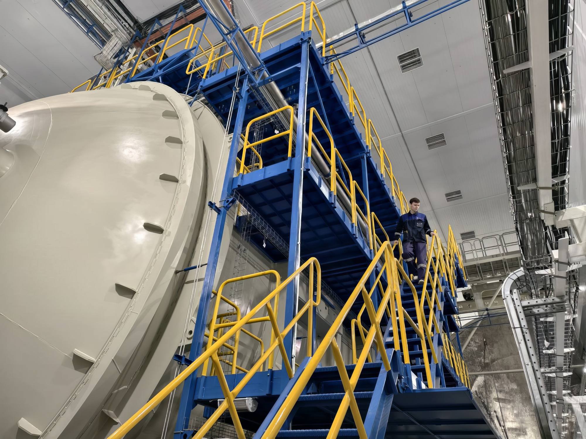 La chambre à vide qui peut recevoir satellites, sondes automatiques, modules de station orbitale et vaisseaux pilotés.