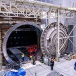 L'énorme chambre à vide en construction.