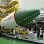 Une fois la coiffe fixée, le cargo est redressé dans son stand de préparation.