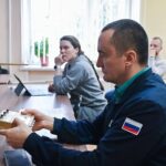 Pyotr Doubrov examine le boitier de commande de l'expérience.