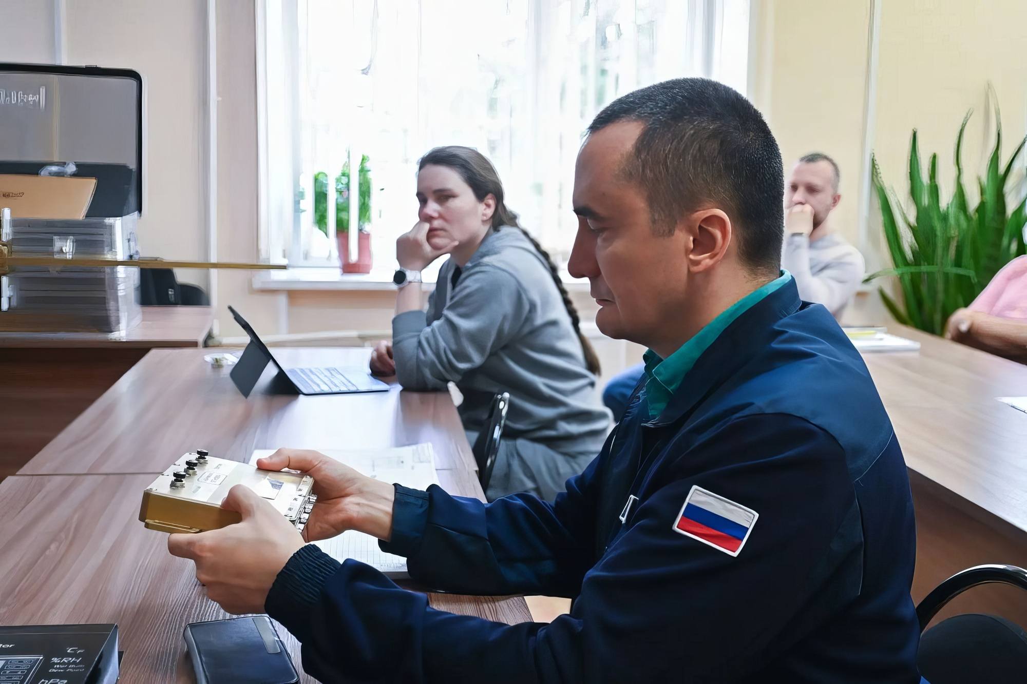 Pyotr Doubrov examine le boitier de commande de l'expérience.
