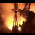 L'allumage des moteurs des premier et second étage du lanceur Soyouz-2.1a.