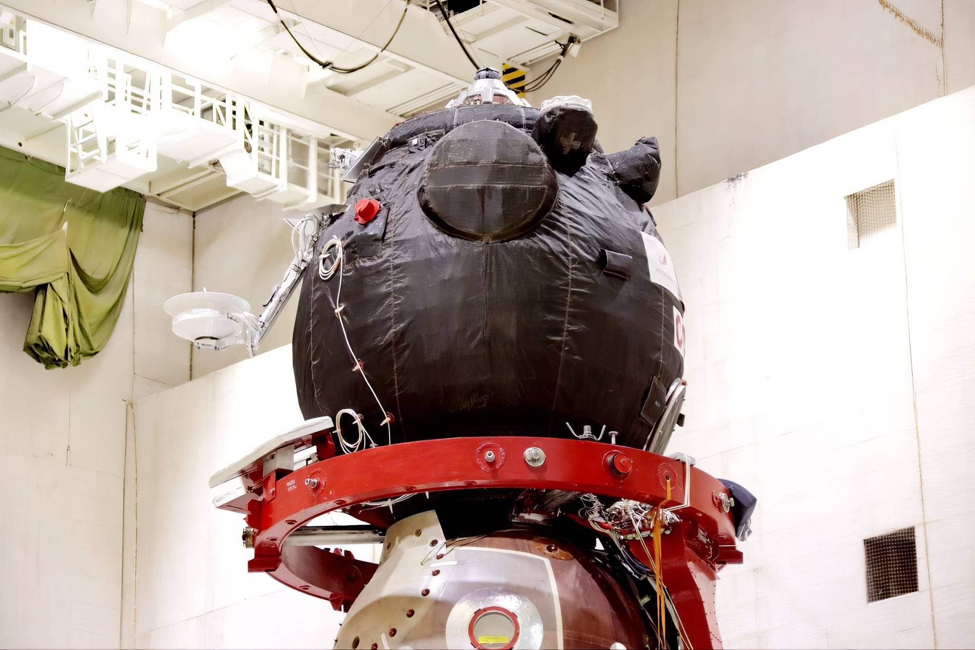 La "tête" de Soyouz MS-29 avec l'antenne de rendez-vous déployée.