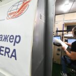 Sergueï Teteryatnikov dans le simulateur DON-ERA. Remarquez que ERA est écrit en lettres latines: le bras robotique ERA signifie European Robotic Arm et a été développé et fabriqué par l'ESA (à une époque où les relations avec la Russie existaient.