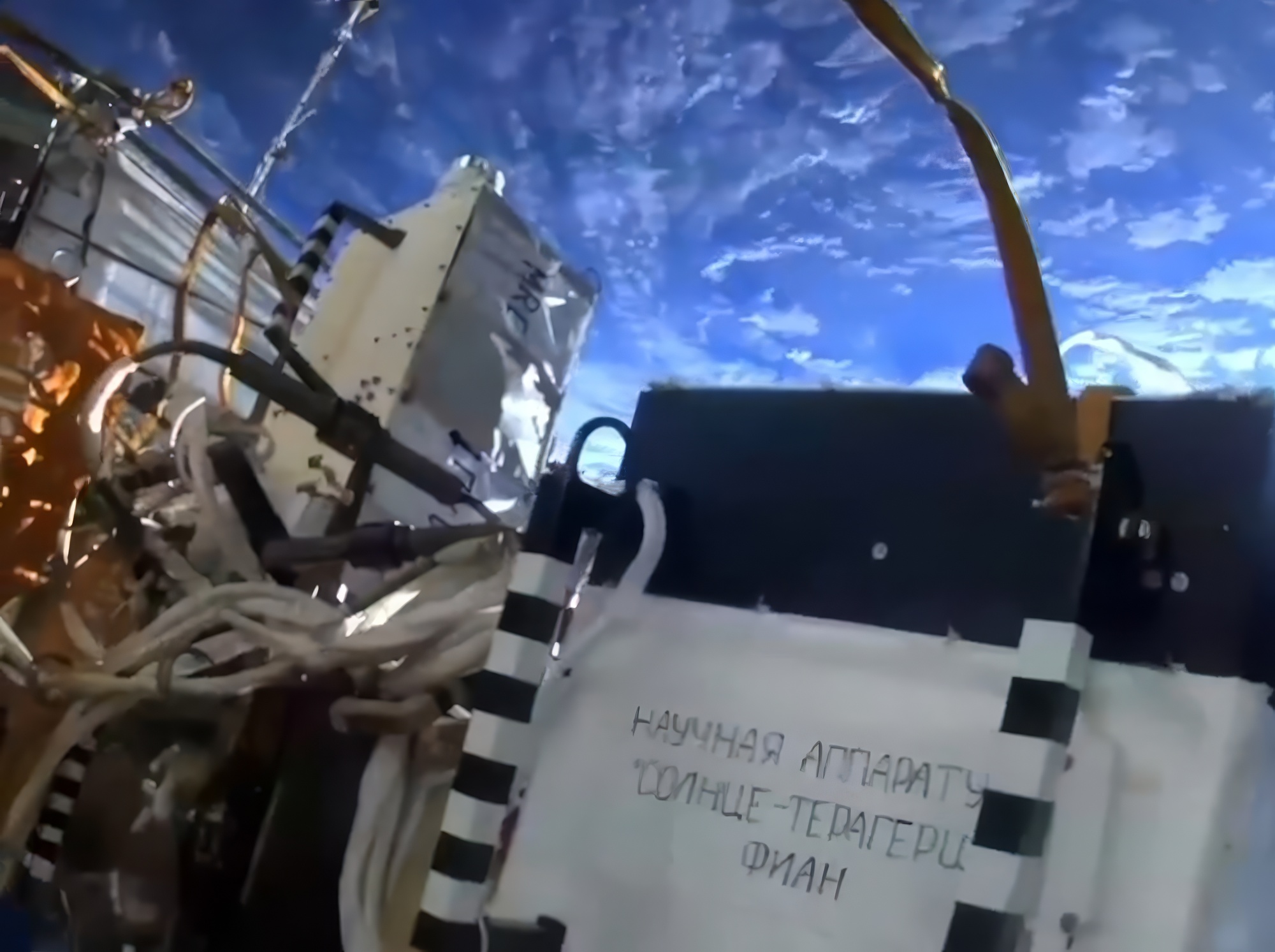 Lors de la sortie dans l'espace ouvert, installation du télescope Solntse-Teraguertz comme écrit sur l'appareil.