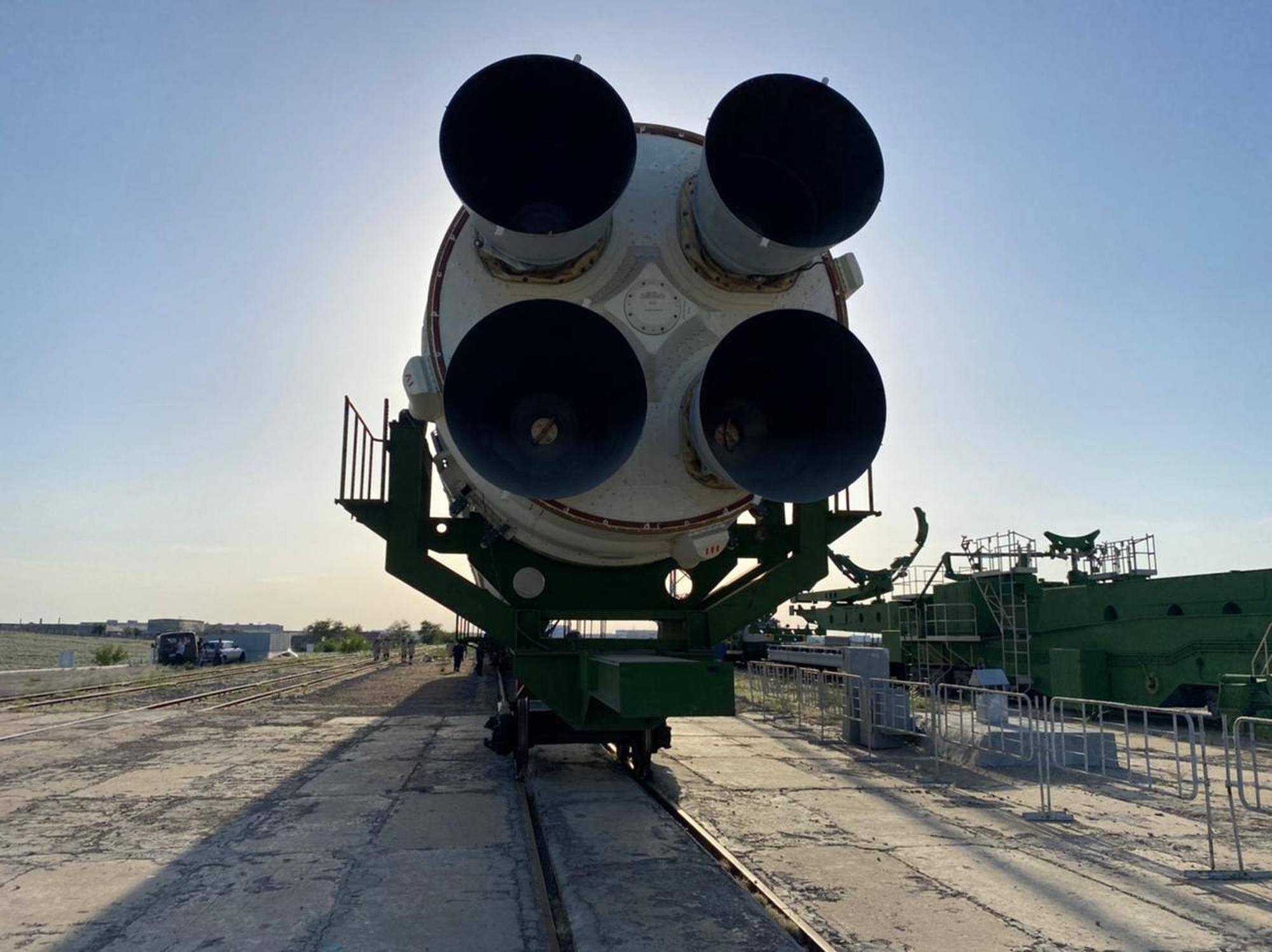 Le bas du lanceur Zenit: grosse ressemblance avec le lanceur Soyouz-5. Normal ce dernier utilise le même pas de tir, compatibilité oblige.