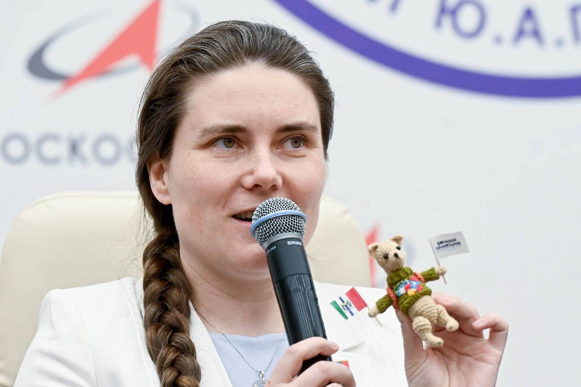 Anna Kikina et son indicateur d'apesanteur: une zibeline.