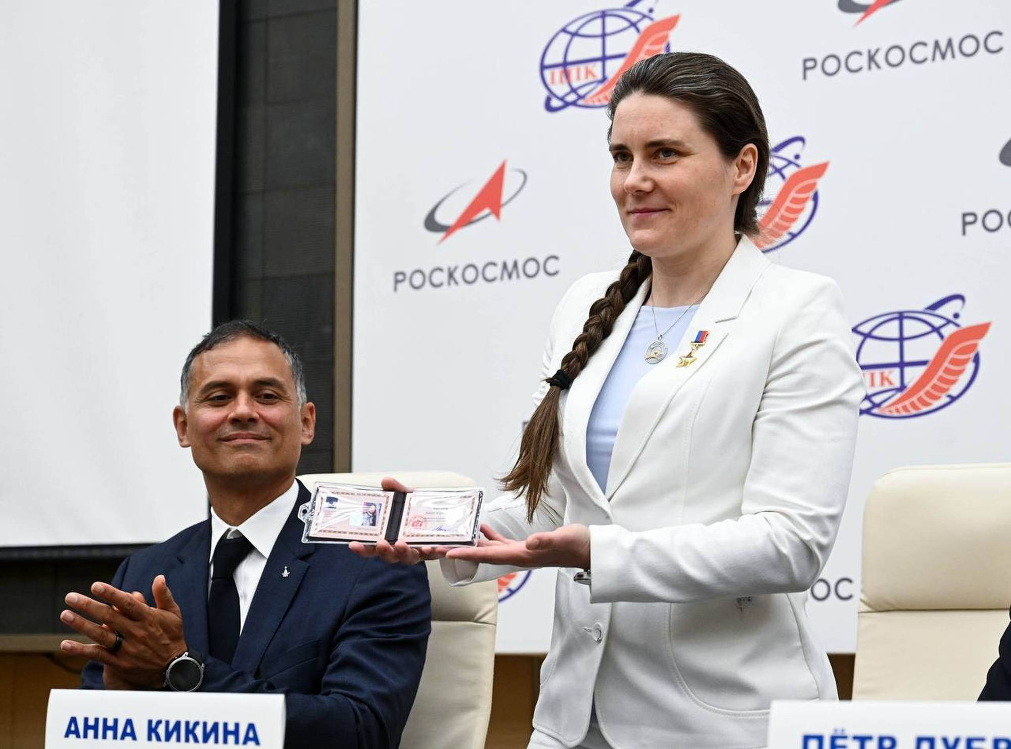 Anna Kikina reçoit sa carte de correspondant de l'agence TASS.