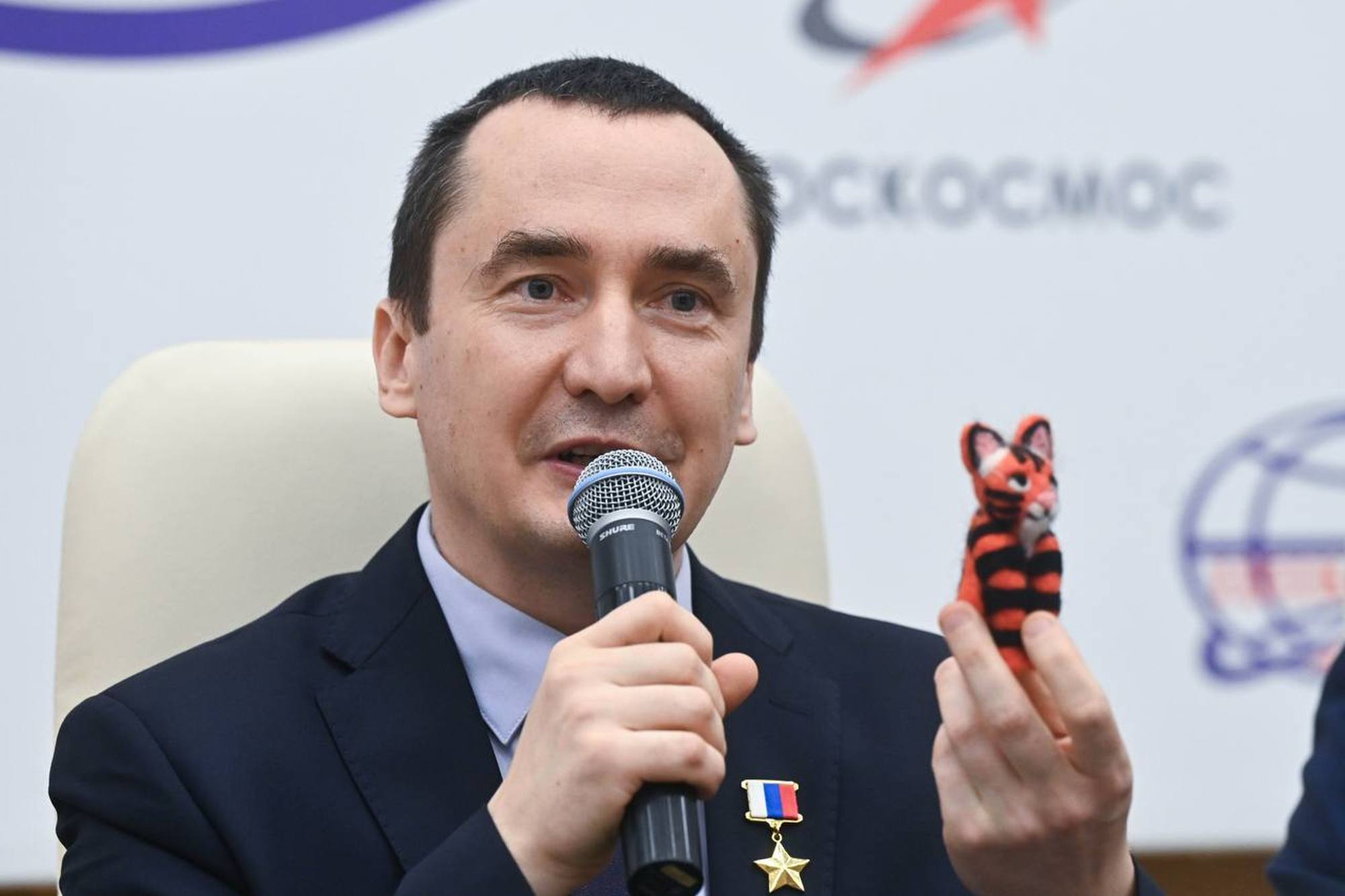 Pyotr Doubrov et Tigris son indicateur d'apesanteur.