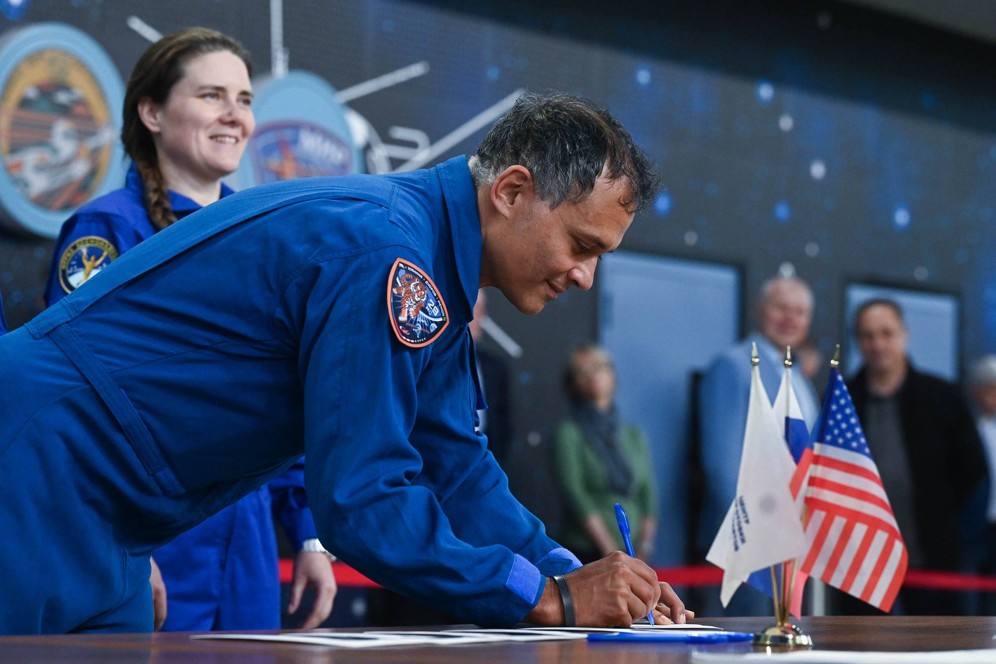 Anil Menon signe l'enveloppe choisie.
