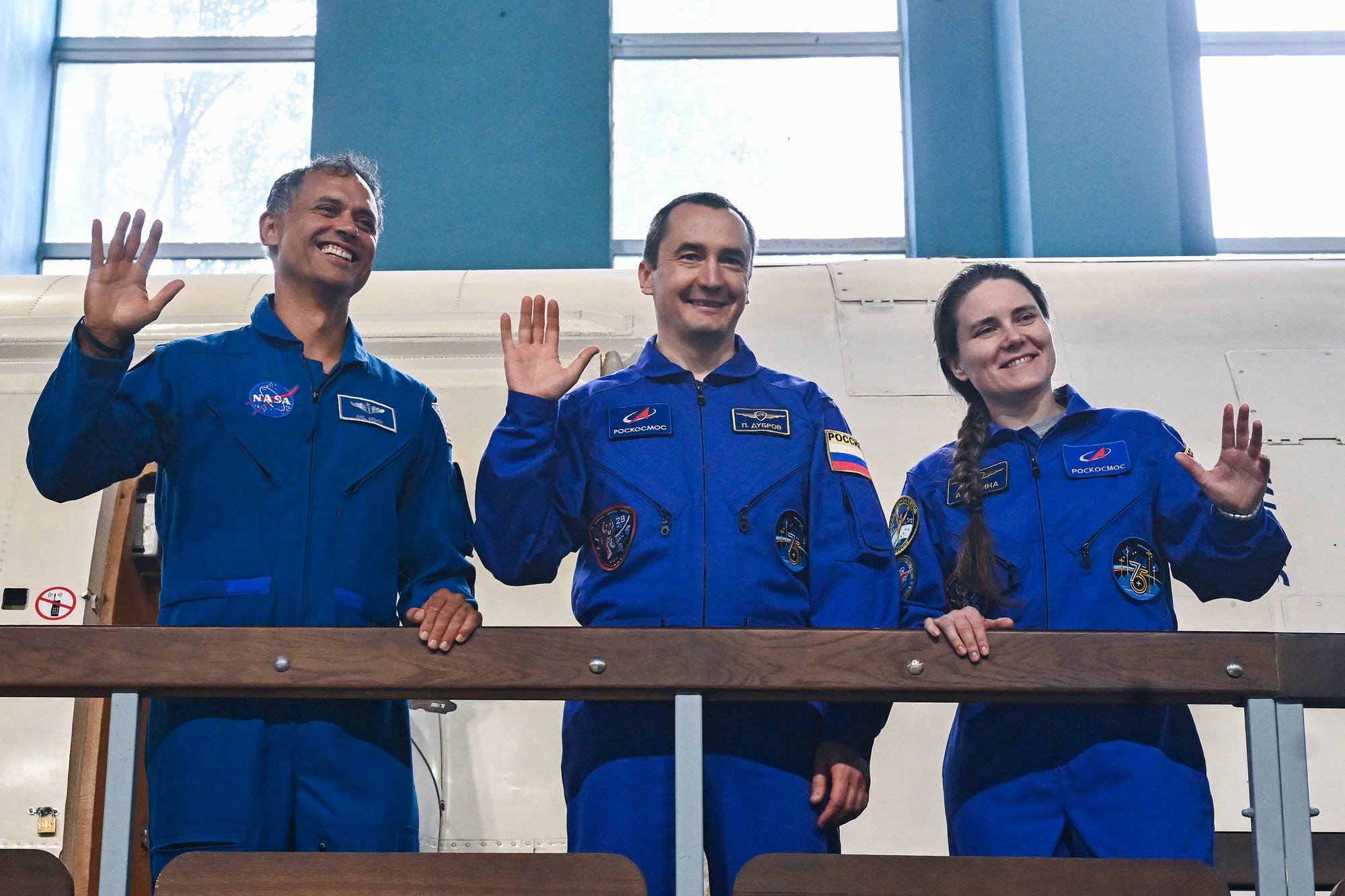 L'équipage principal avant d'entrer dans le simulateur du segment russe de l'ISS.