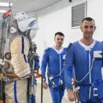 Les deux cosmonautes arrivant au bassin de l'hydrolaboratoire du TsPK.