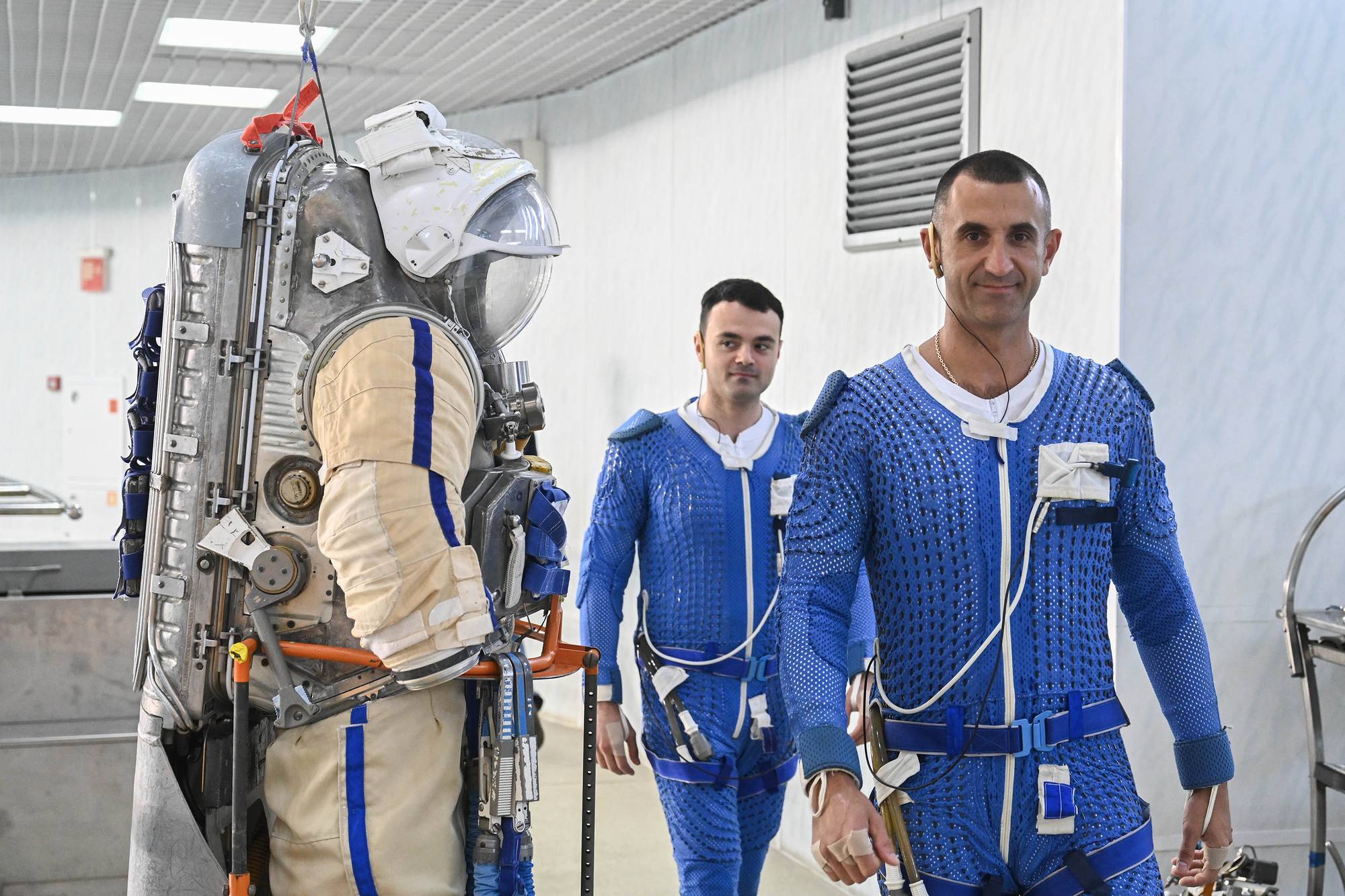 Les deux cosmonautes arrivant au bassin de l'hydrolaboratoire du TsPK.