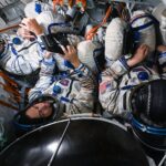 Les cosmonautes et astronaute dans le simulateur.