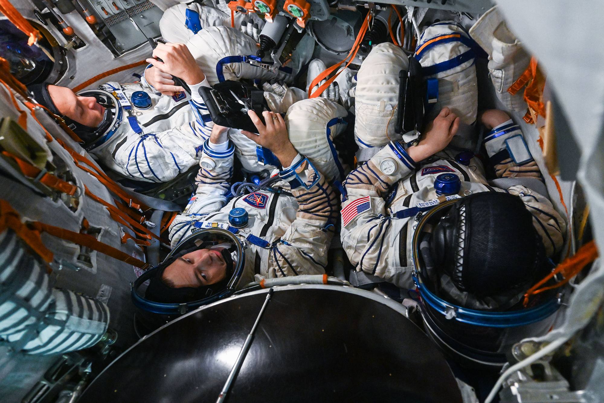 Les cosmonautes et astronaute dans le simulateur.