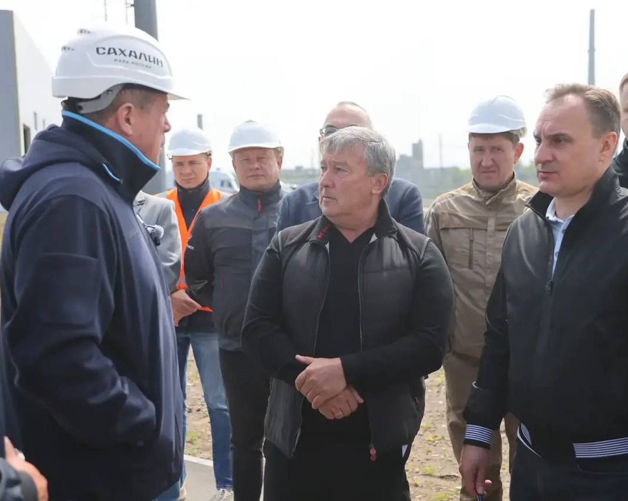 Les différents partenaires en discussion. Au centre Ravil Ziganshine,représentant PO KAZAN le principal constructeur du cosmodrome.
