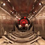 Vu depuis le fond du wagon de transport, le cargo Progress MS-26 est extrait de son cocon.