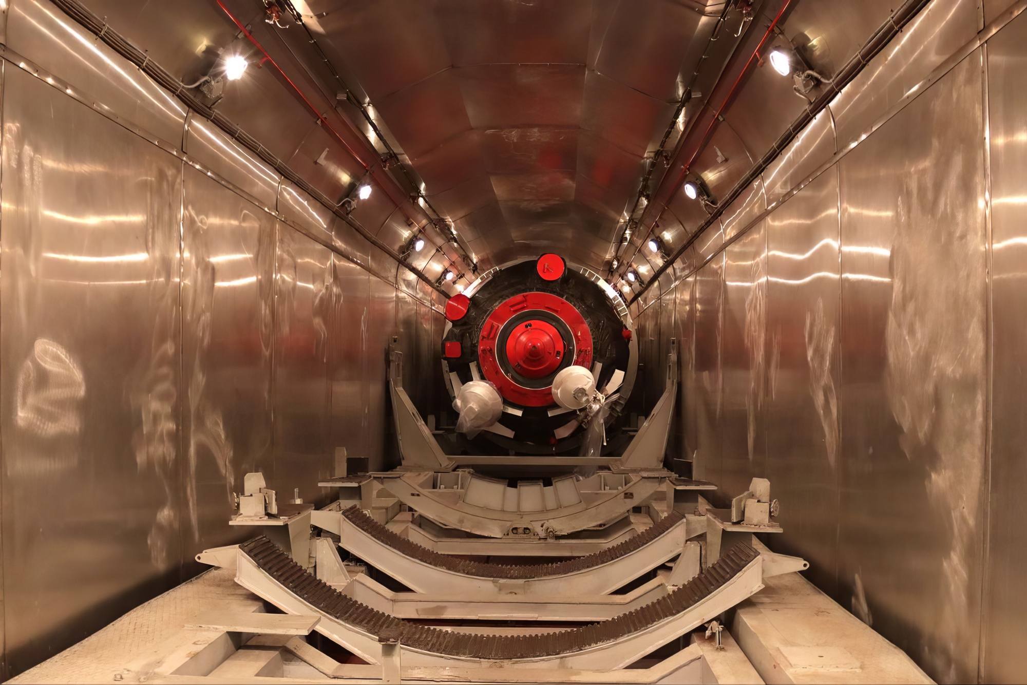 Vu depuis le fond du wagon de transport, le cargo Progress MS-26 est extrait de son cocon.