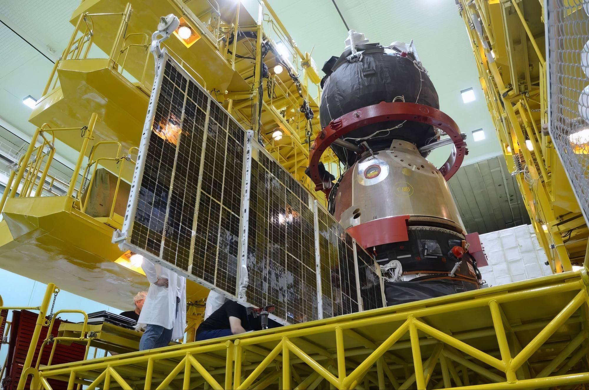 Un des panneaux solaires de Soyouz MS-29 déployé pour les tests.
