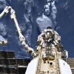 Une vue des deux cosmonautes au travail et, sur la gauche du bras robotique européen ERA.