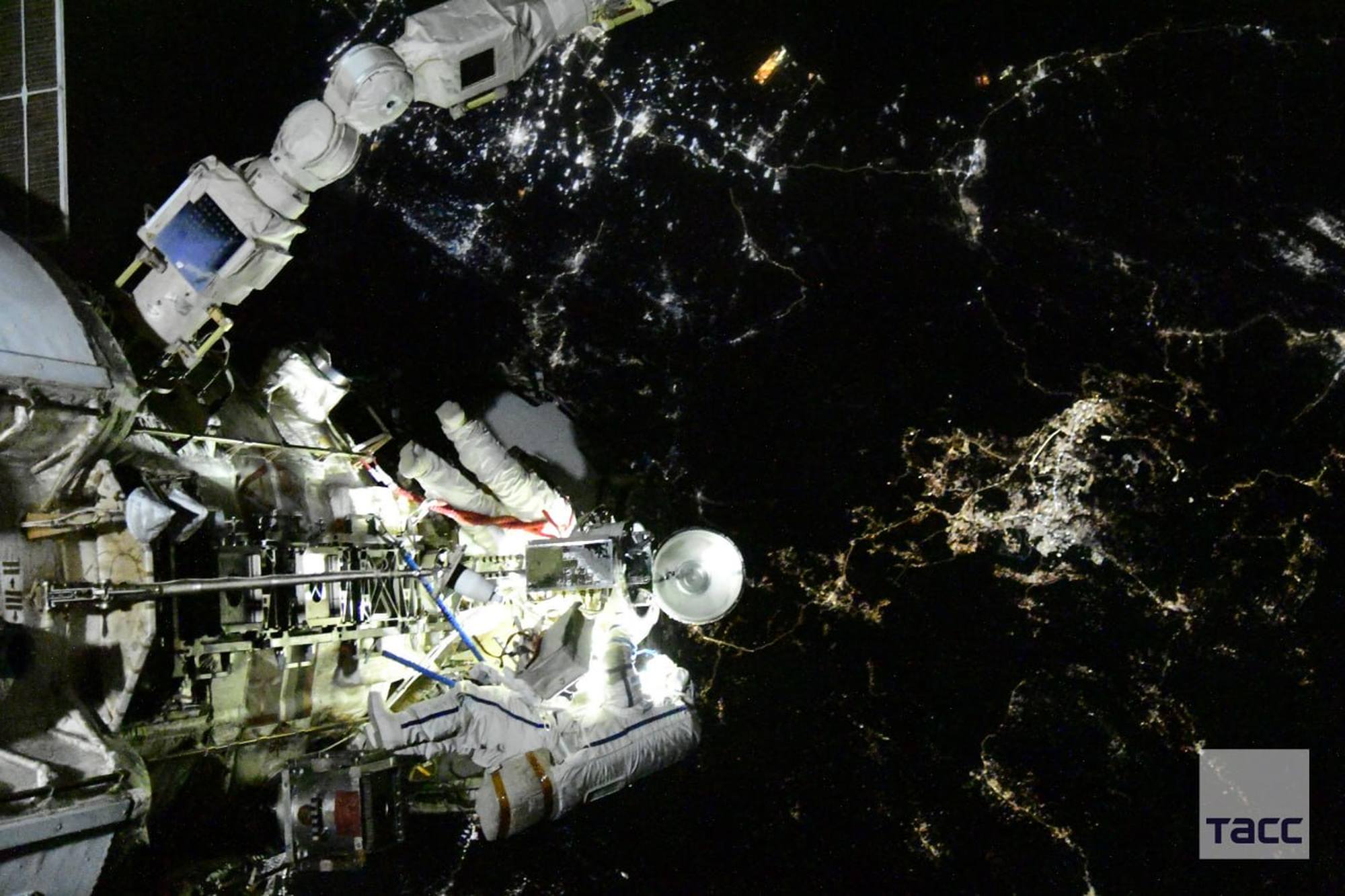 Image de la sortie alors que la Terre en arrière-plan est dans la nuit.