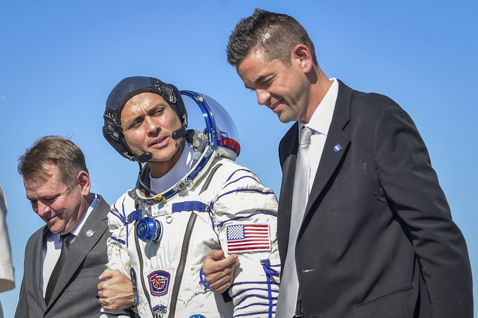 Anil Menon est accompagné au pied de la fusée par Jared Isaacman (NASA).