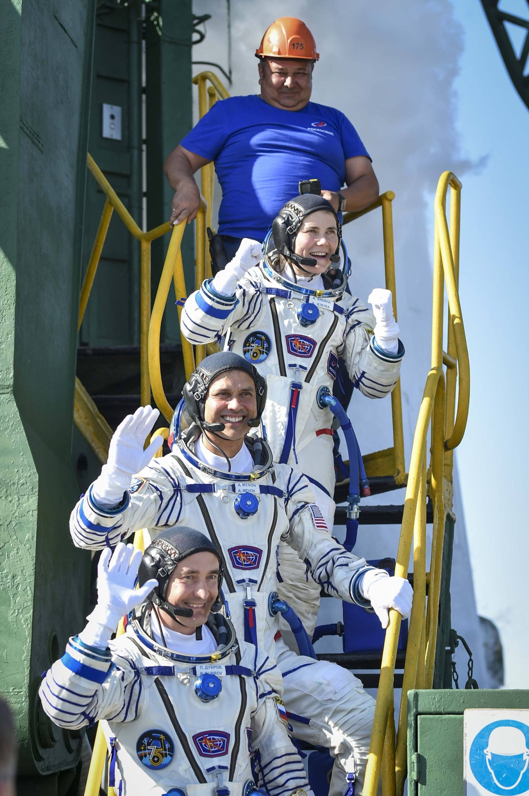 Avant de prendre l'ascenseur pour le vaisseau Soyouz MS-29.