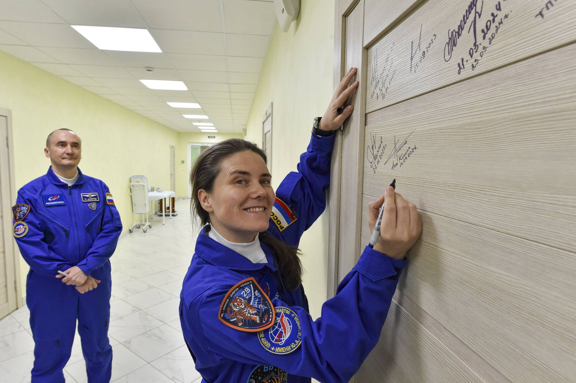 Signature sur les portes de chambres de l'hôtel Kosmonavt: Anna Kikina.