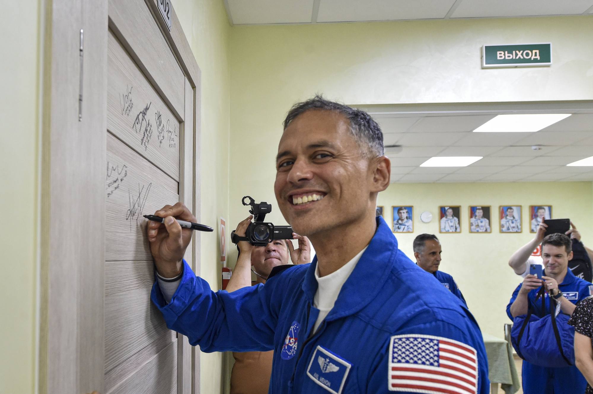 Signature sur les portes de chambres de l'hôtel Kosmonavt: Anil Menon.