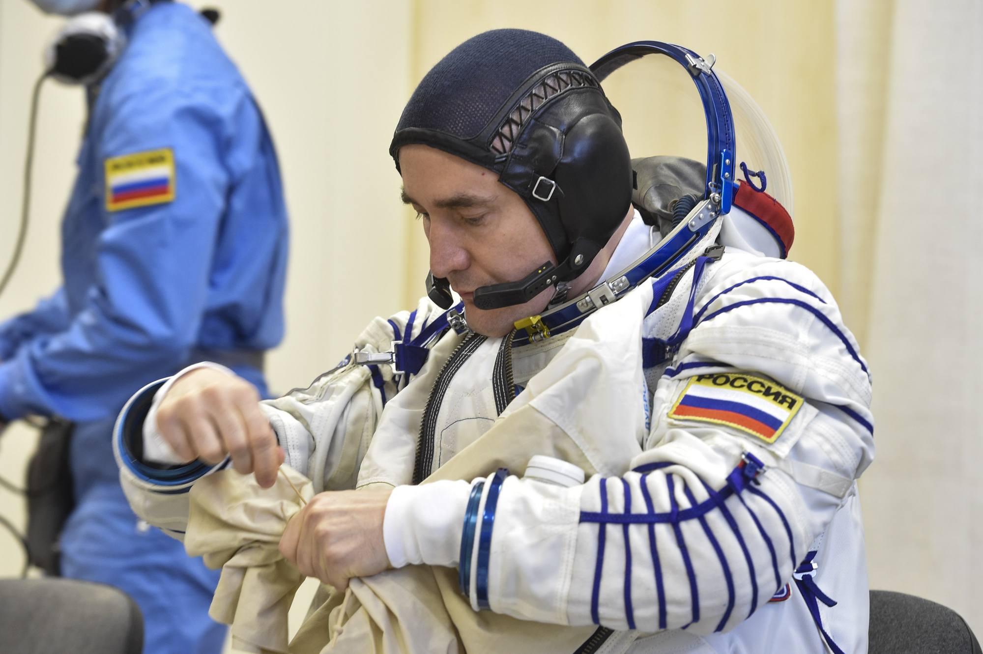 Les cosmonautes revêtissent la combinaison Sokol-KV2.