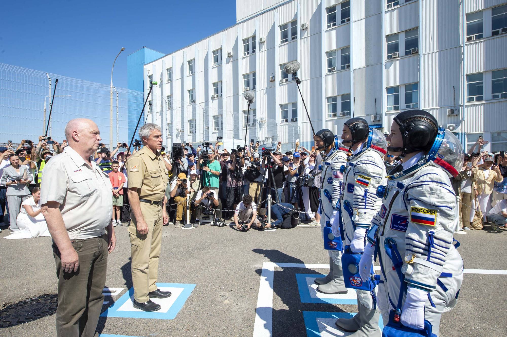 Rapport de l'équipage aux responsables: ici Sergueï Romanov (Energuya) et Sergueï Krikalyov (Roscosmos).