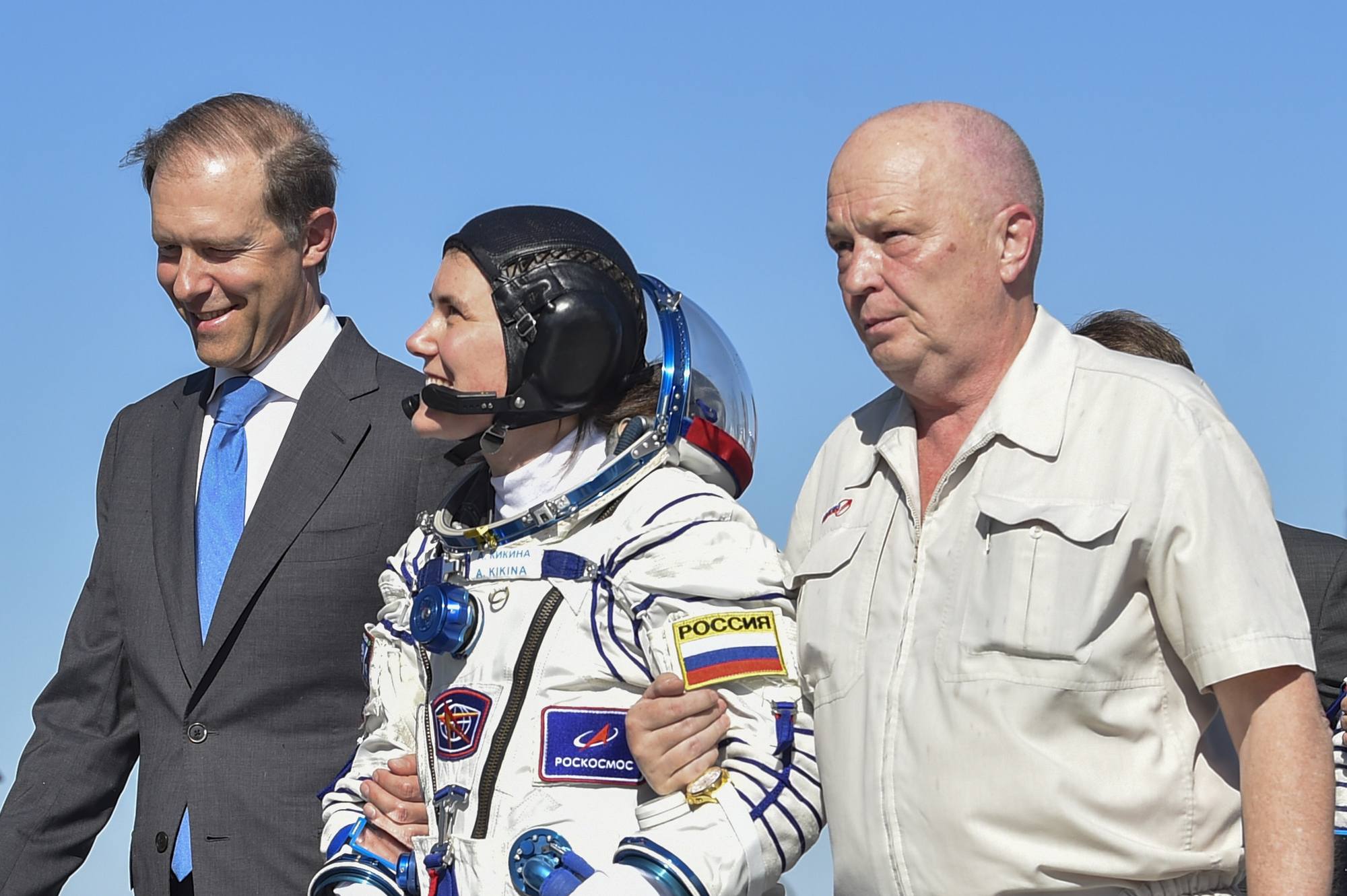 Denis Mantourov et Sergueï Romanov accompagnent Anna Kikina au pied de la fusée.
