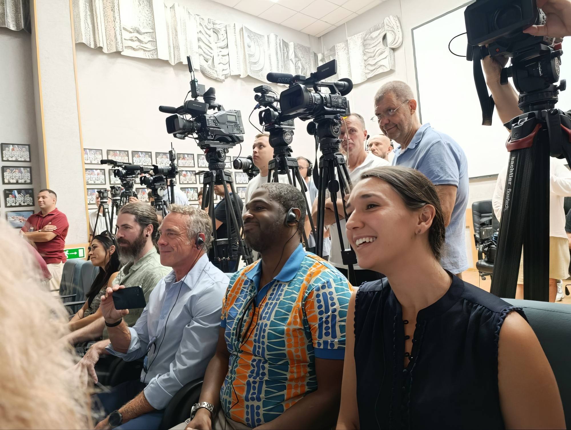 Les proches d'Anil Menon lors de la conférence de presse.