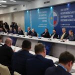 Lors du forum de Omsk en présence de Poutine et Tokaïyev.