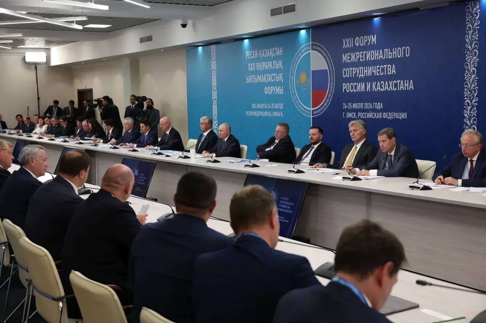 Lors du forum de Omsk en présence de Poutine et Tokaïyev.