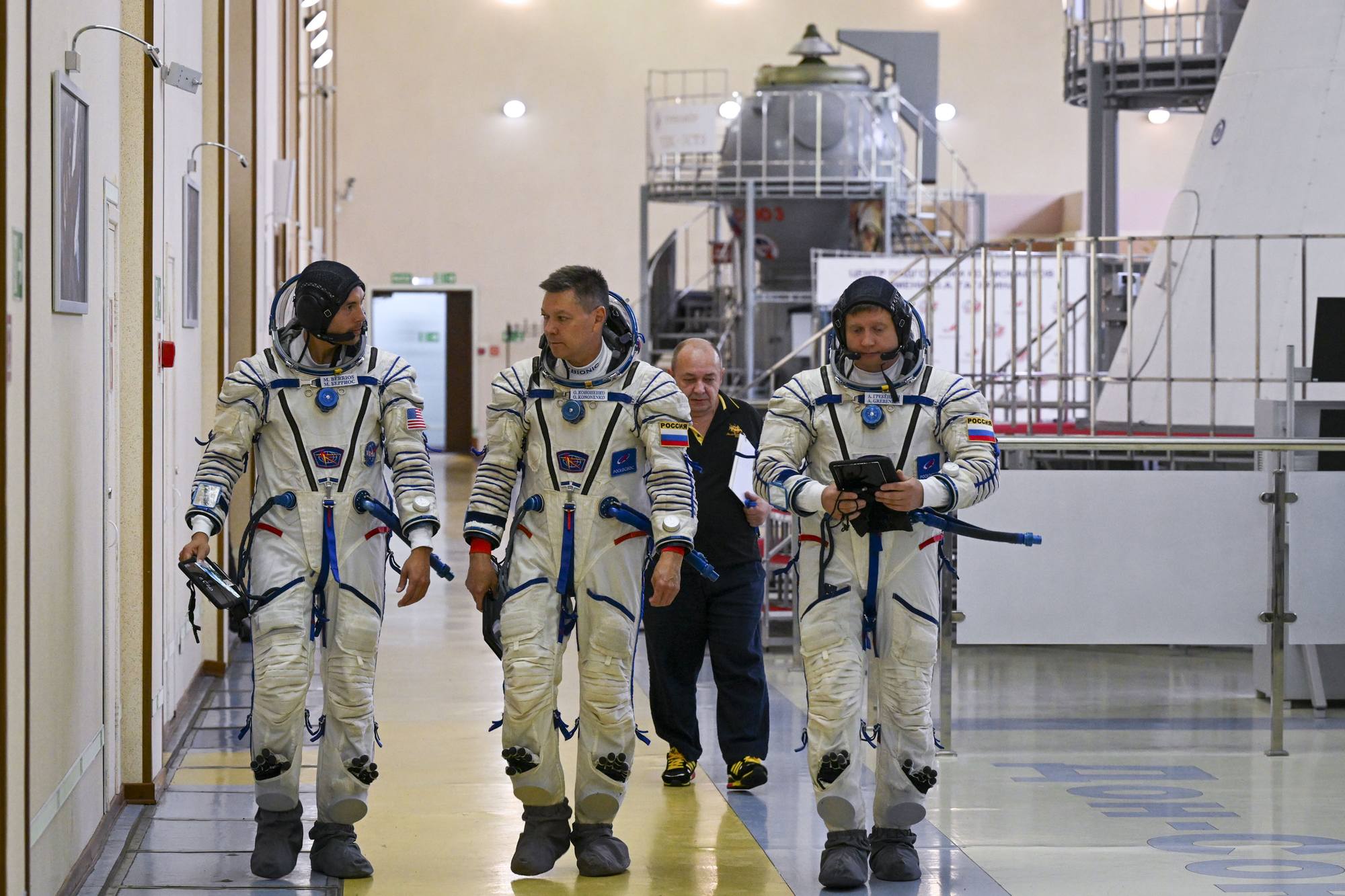 L'arrivée de l'équipage dans la salle des simulateur au TsPK.