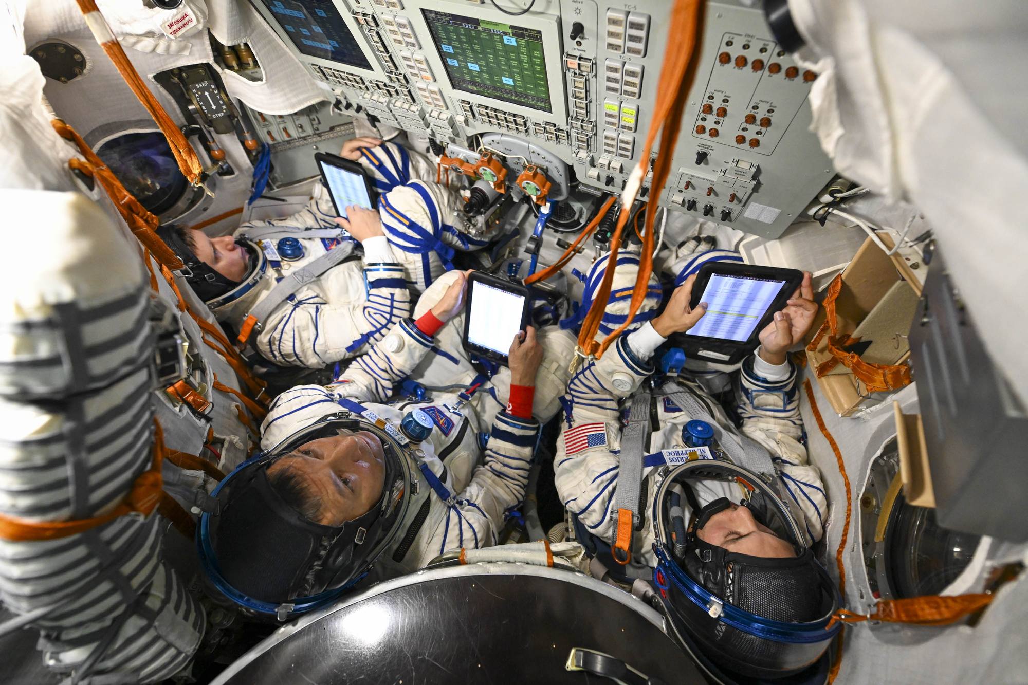 L'équipage dans le simulateur Soyouz.