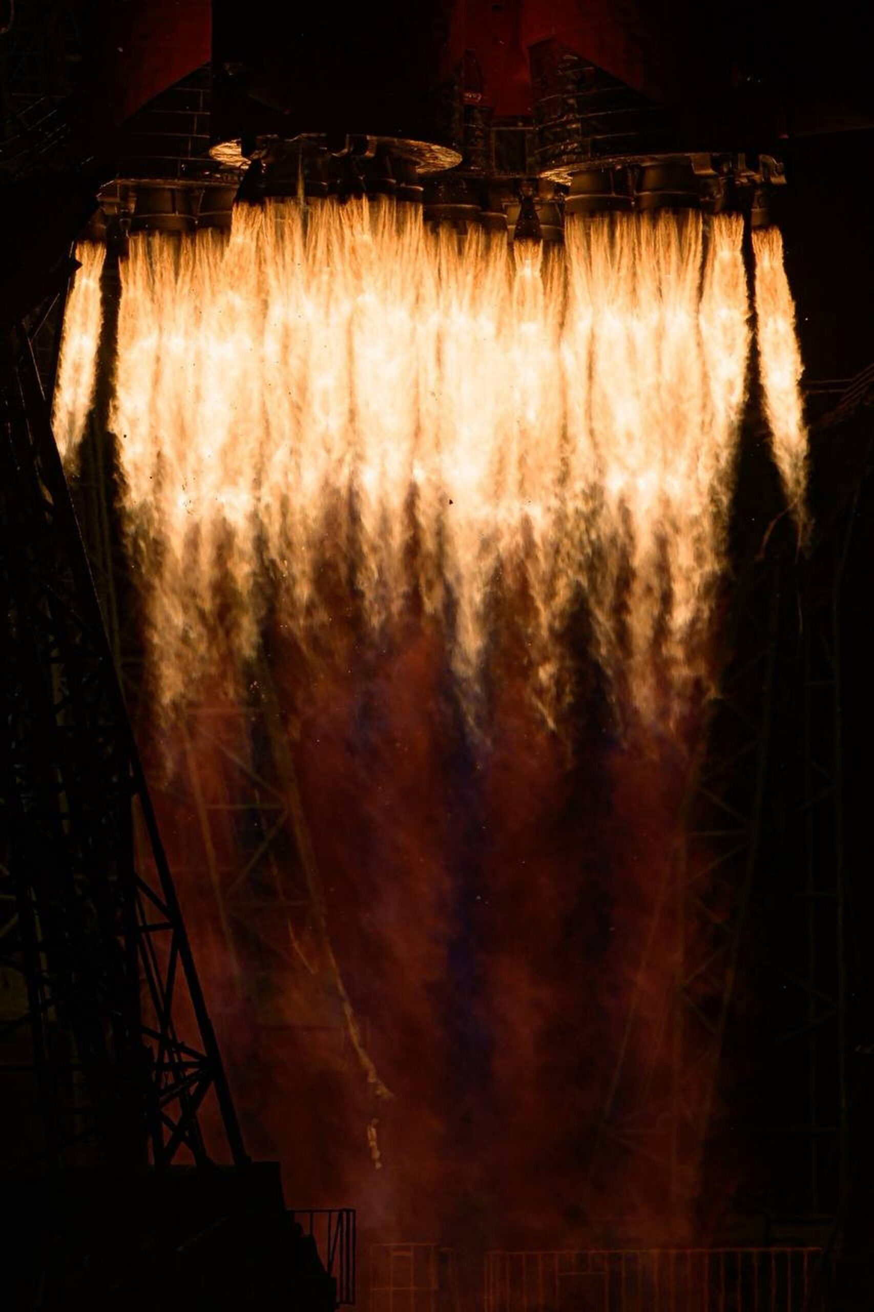 Les 32 moteurs crachent leurs gaz.