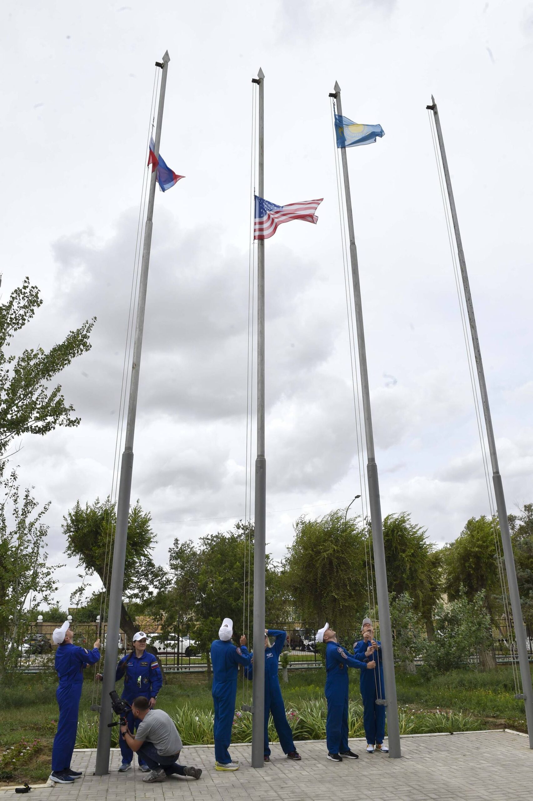 Lever des trois drapeaux.